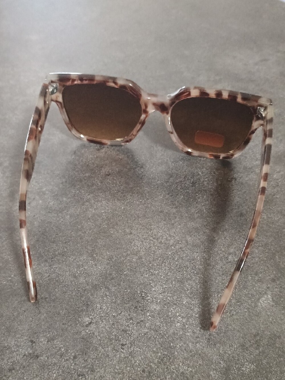 House Of Harlow 1960 Tortoiseshell Square Sunglasses - Picture 4 of 5
